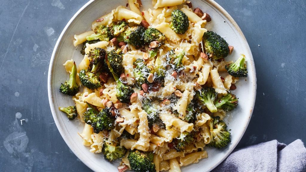 Spelt Pasta with Broccoli and Almonds