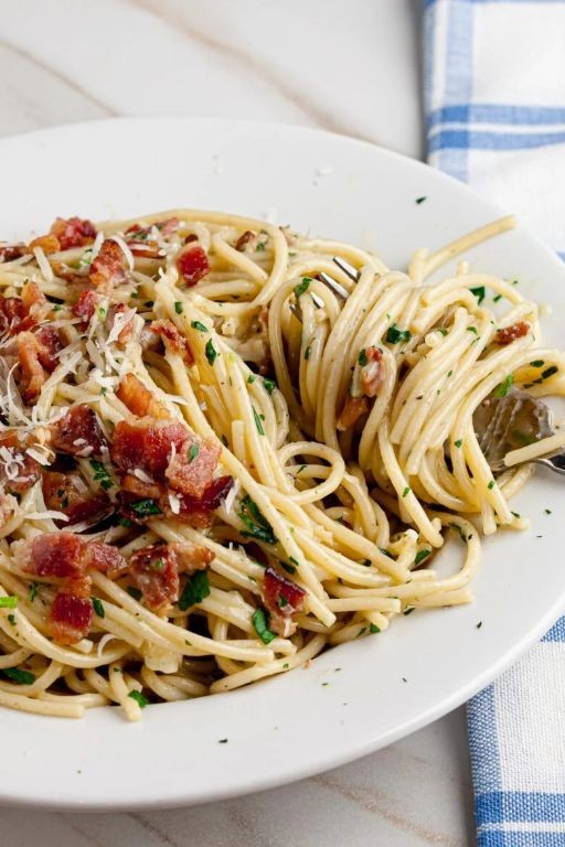 Easy Weeknight Carbonara with Garlic and Parsley