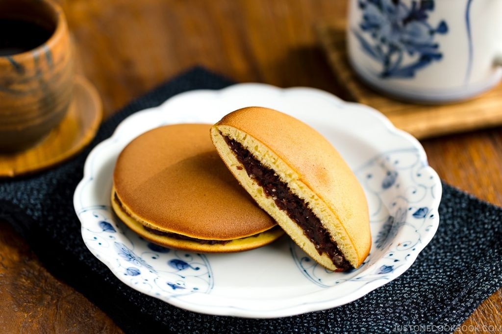 Sweet Red Bean Dorayaki (Pancake Sandwich)